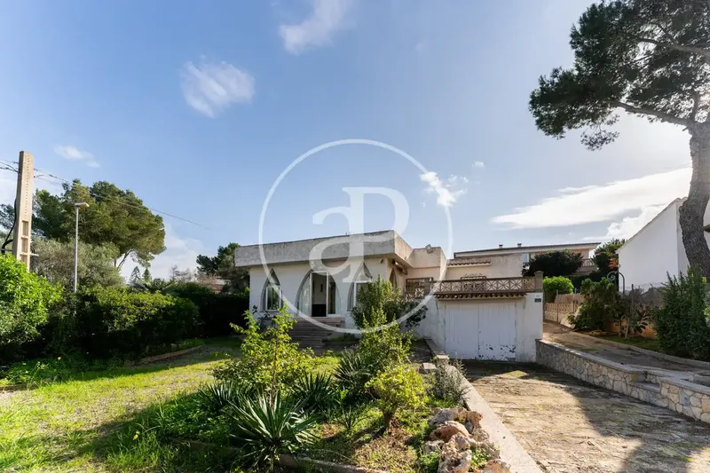 Casa con jardín en venta en Carrer Botafoc — photo 1