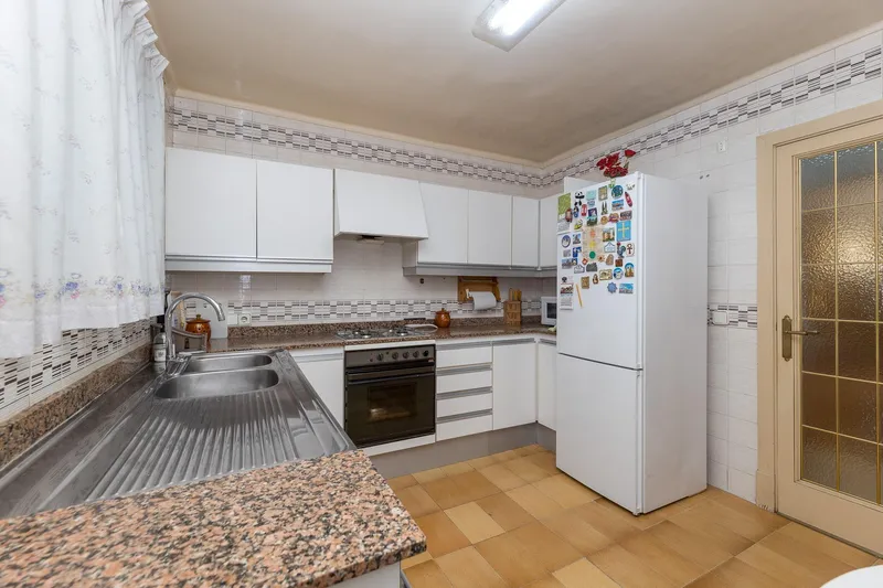 Spacious apartment with possible parking on Calle Aragón — photo 12