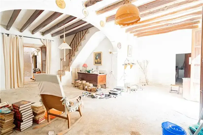 Character house to renovate in the center of Costitx, 216m² approx., distributed over 2 floors, large living-dining room of 60m² approx. — photo 2