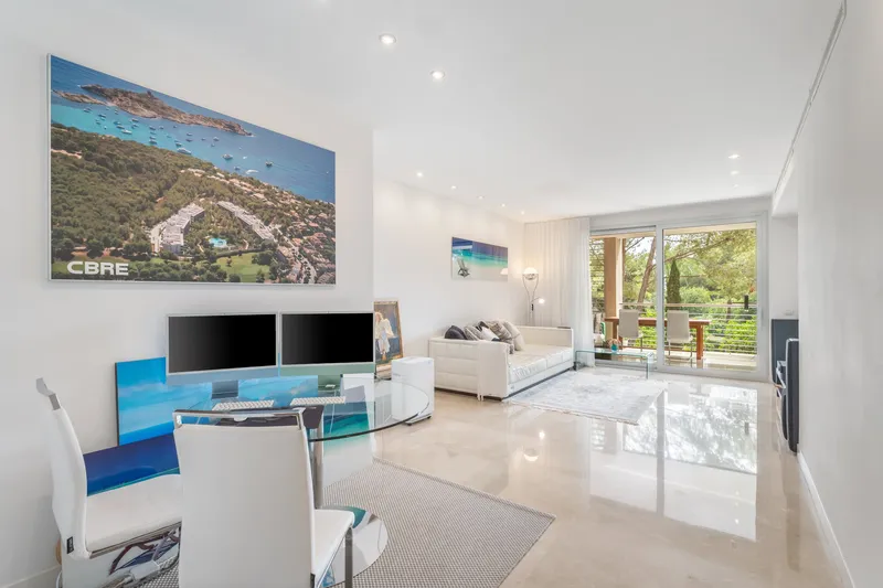 Spacious apartment with spectacular common areas and pools in exclusive Bendinat — photo 10