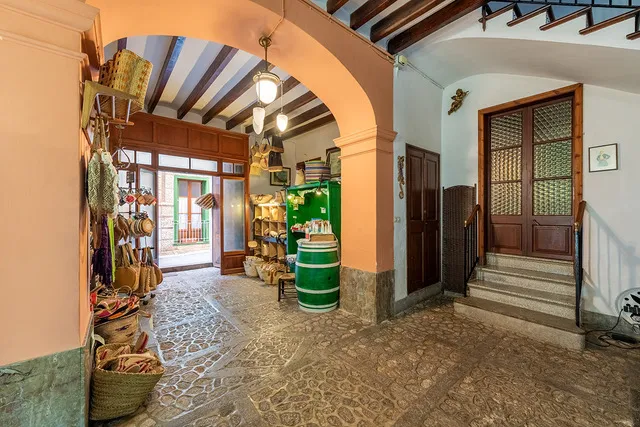 Centrally located manor house with courtyard and garage in Sóller — photo 3