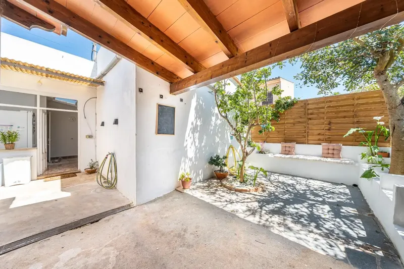 Gestpropiedad presenta en Mallorca, esta casa de pueblo en Son Carrio, una propiedad en planta baja que destaca por su amplio patio y solari — photo 1