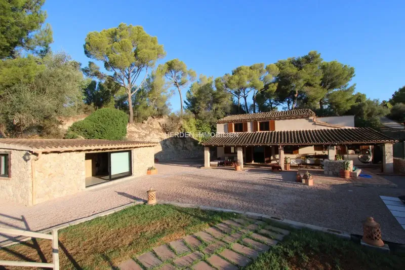 Herden Immobilien Mallorca sells a wonderful rustic estate in magnificent condition in Calvià with panoramic views and total privacy. — photo 3