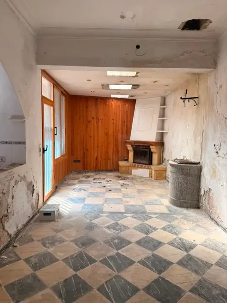 Two-storey house in Inca with several rooms and bathroom. Needs full renovation. Price €280,000. — photo 3