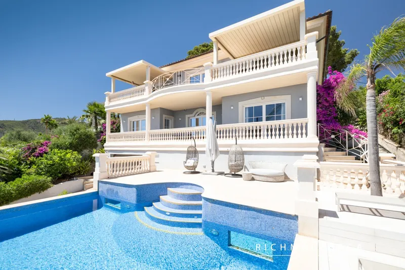 South-facing villa with pool and sea view — photo 2