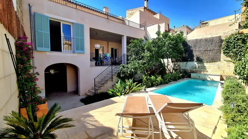 Townhouse with pool — photo 1
