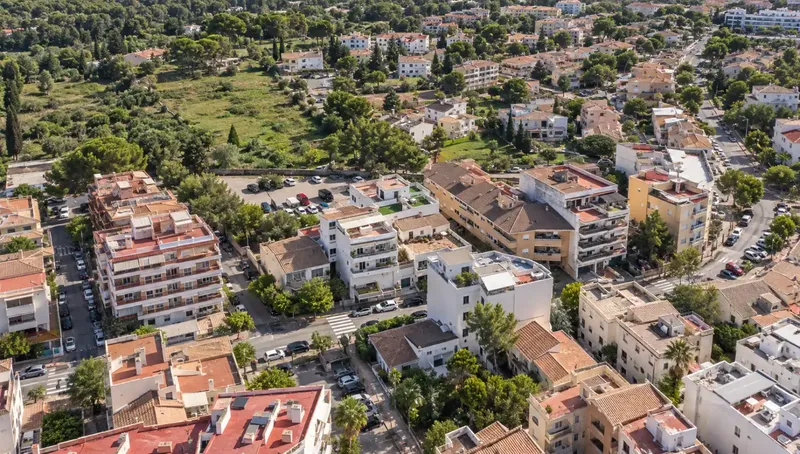 Piso moderno reformado con dos grandes terrazas en Puerto de AlcúdiaPrecio de venta: 429.000 — photo 1
