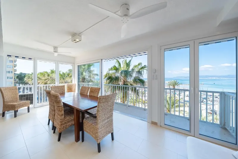 Discover this spectacular 180 m2 apartment on the first line of the beach in El Arenal de Llucmajor, where every day ends with a sunset — photo 6