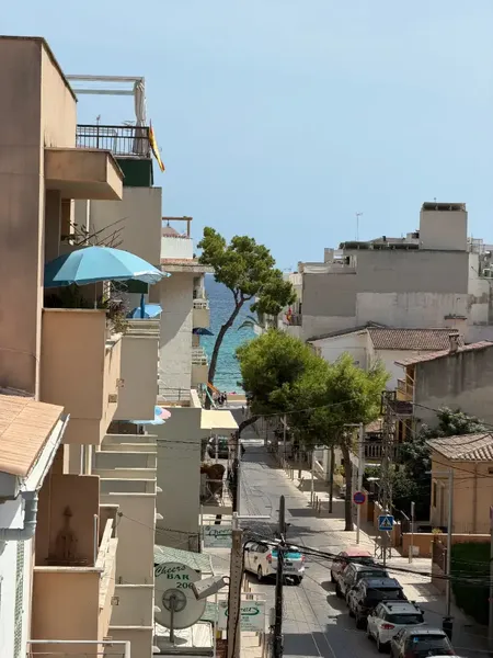 Amplio y acogedor piso de 98 m² situado en una zona muy demandada de Cala Millor, a pocos minutos a pie de la playa y cerca de comercios, re — photo 2