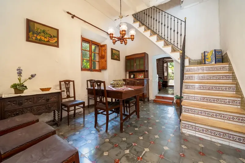 In the heart of Santa Maria del Camí, one of the most charming and sought-after villages in Mallorca, we present this authentic townhouse — photo 4