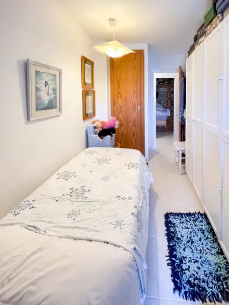 Sunny 2-bedroom apartment with private parking — photo 11