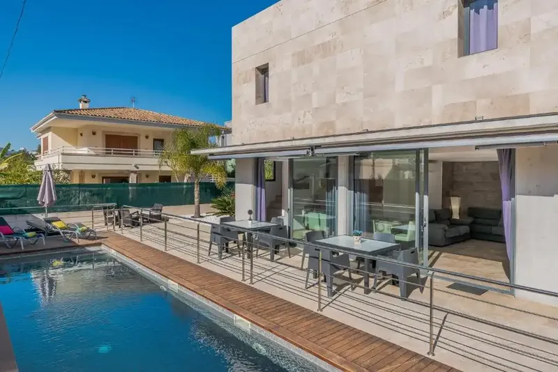 Discover this impressive minimalist-style chalet for sale in Playas de Muro, just 350 meters from the sea. — photo 1