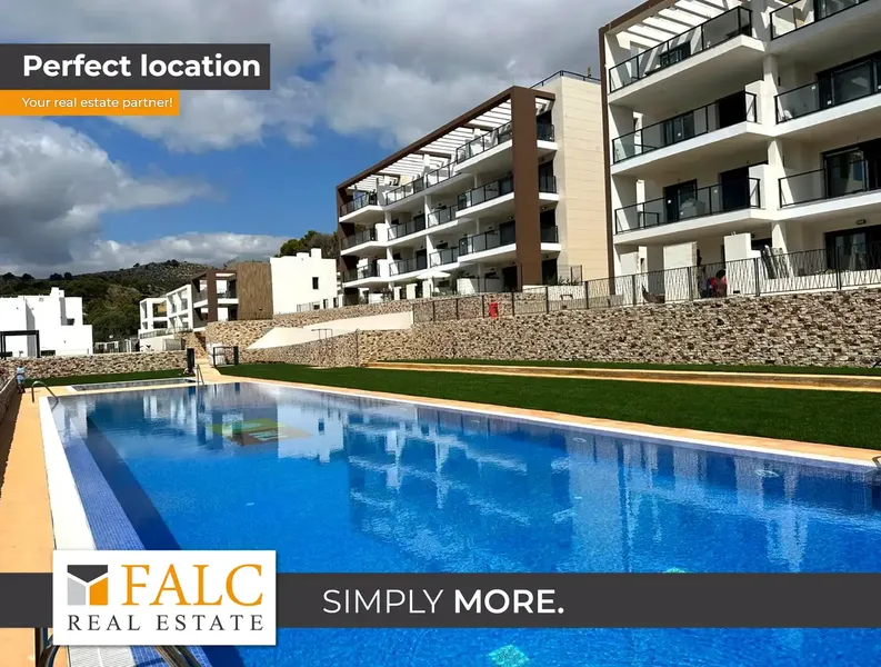 A few steps from the turquoise waters of the idyllic Font de Sa Cala bay, a ground-floor apartment combining modern design, comfort and Mediterranean quality of life awaits you. — photo 1