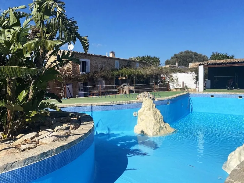 Licensed youth hostel hotel located a short distance from white sand beaches. — photo 1