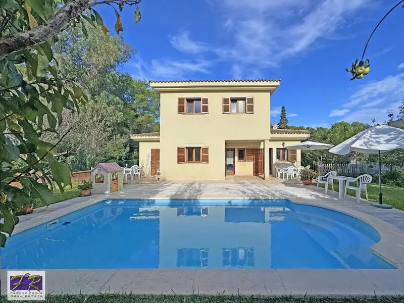 We present this magnificent single-family home, located in the sought-after Bonaire urbanization in Alcudia. Built in 2008 with a high — photo 4