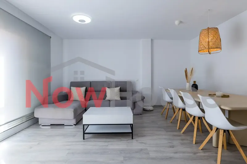 We present this exclusive and bright 85 m² apartment, with a 7 m² terrace, built in 2009 and located in a quiet and well-connected area — photo 2