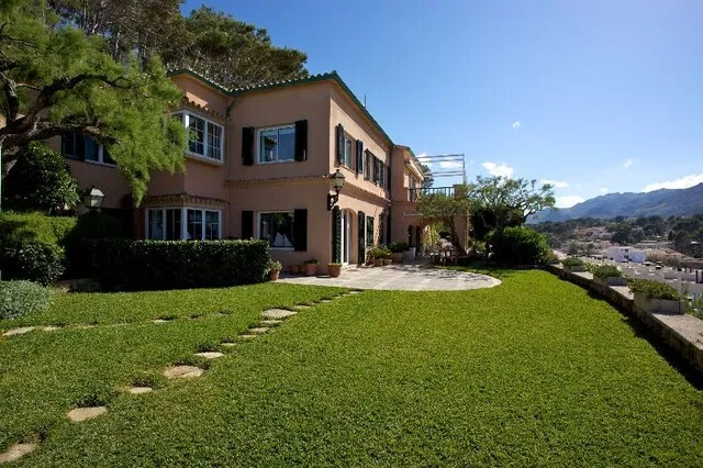 Frontline villa for sale in Mallorca's North with direct access to the beach in Cala Sant Vicenç, Mallorca — photo 4