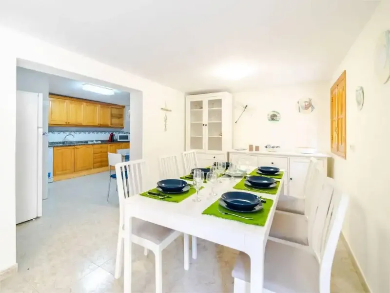 Villa de 150 m² en 2 plantas adecvada para 6 adultos. Con mobiliario muy funcional y confortable: comedor abierto grande con ventanal con me — photo 7