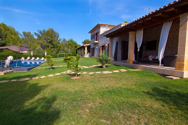 Impressive villa in a quiet area in Santa Ponsa — photo 9