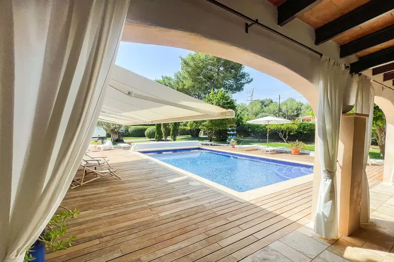 Surrounded by Mediterranean vegetation and just 1.5 km from the white sandy beaches of Playa de Muro, this beautiful finca combines — photo 5