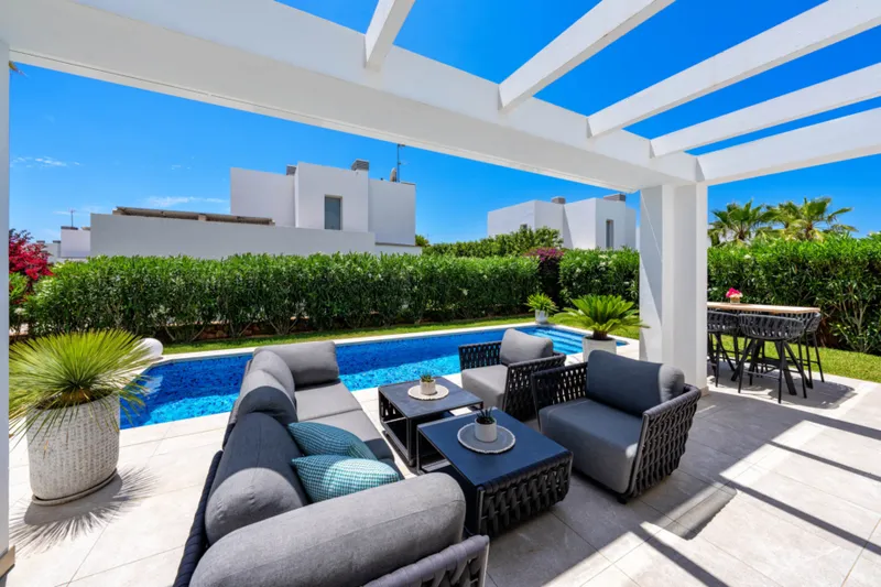 Exclusive residence with pool and well-kept garden in popular residential area - terrace and pool (15298) — photo 4