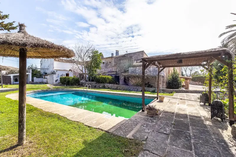 This beautiful rustic finca in Felanitx is surrounded by gardens with orange, lemon and olive trees and offers absolute tranquility in a — photo 5