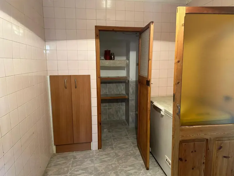 House to renovate consisting of three floors, ground floor with large patio-garden, 2 bedrooms, entrance hall, kitchen, bathroom, laundry room and — photo 3
