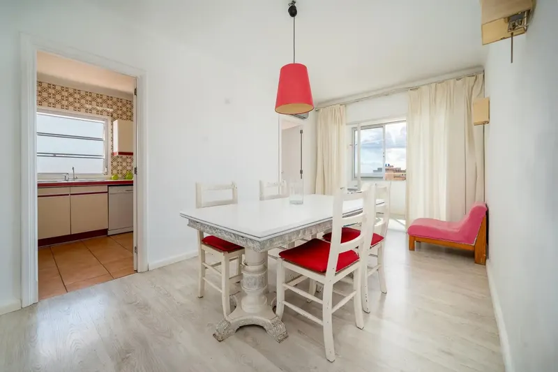The property has 128 m2 built distributed in a spacious living-dining room, 4 bedrooms, 2 full bathrooms, 1 toilet, independent kitchen — photo 8
