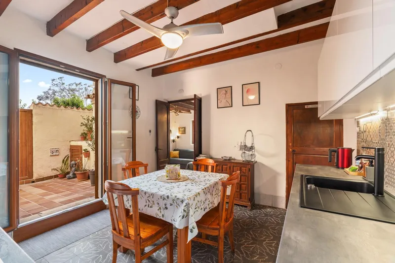 Charming house with sunny patio and holiday rental licence — photo 1