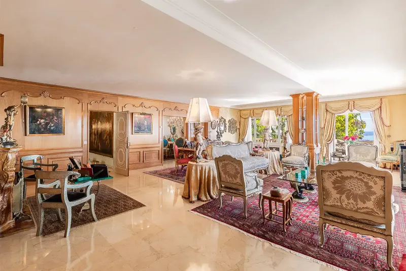 This exclusive property in Genoa impresses with its stunning views of the entire Bay of Palma and offers great privacy, although it b — photo 10
