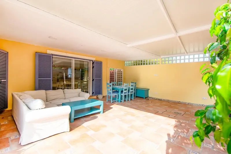 We present this elegant detached chalet in Peguera, Calvià, completely renovated, combining style, comfort and privacy in a — photo 1