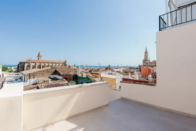 Renovated townhouse with terrace in Palma de Mallorca old town — photo 1