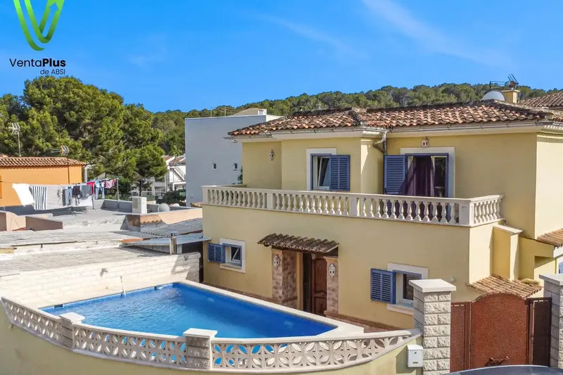We present this elegant detached chalet in Peguera, Calvià, completely renovated, combining style, comfort and privacy in a — photo 2