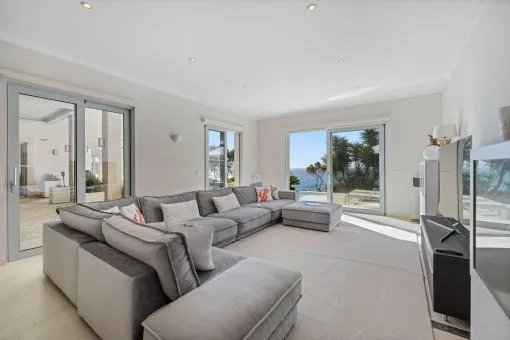 Puerto Andratx, Pure sea views in Port Andratx – frontline villa with heated pool — photo 7