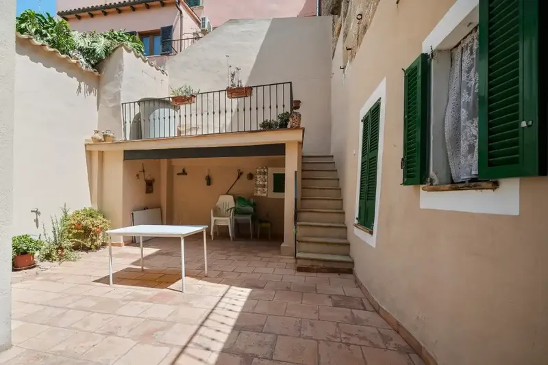 Situated in the heart of the charming old town of Alcudia, this typical Mallorcan house offers 400 m² of living space distributed — photo 1