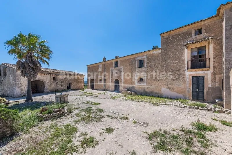 Impressive old manor house to reform for sale in the countryside near Llubí, Mallorca — photo 3