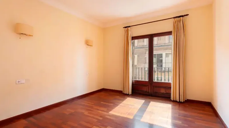 Spacious apartment for sale in the San Miguel area, Palma de Mallorca, in an elegant building, a few meters from the surroundings of the Mercat de l'Olivar — photo 1