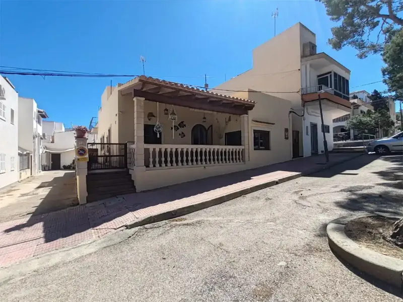 Alquiler de larga duración. Chalet a 50m del mar aproximadamente. Consta de terraza delantera con porche y vistas al puerto, terraza trasera — photo 2