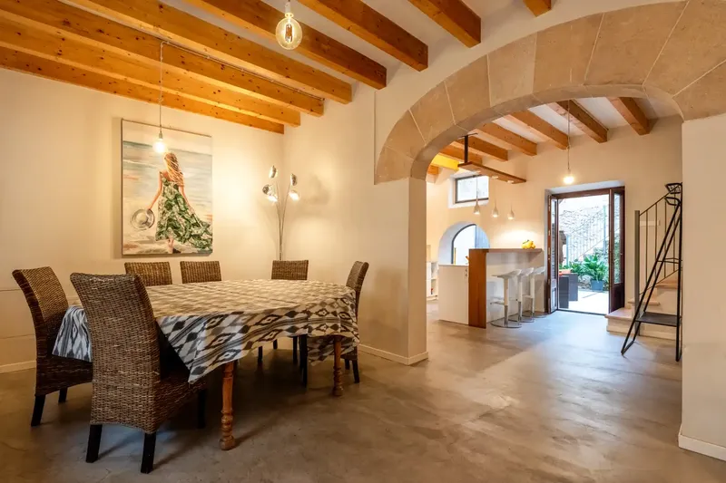 This exceptional townhouse in the heart of Artà combines Mallorcan character with modern comfort - and is particularly — photo 3