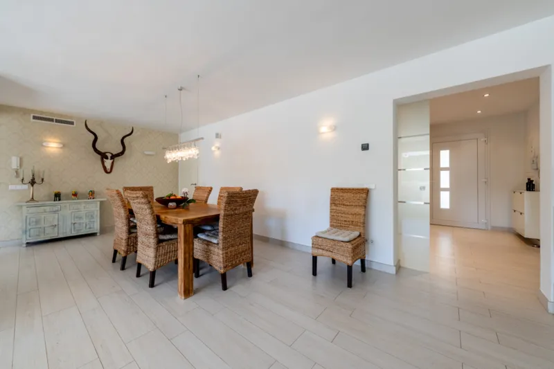 Stylish villa with pool and garden in quiet residential area - Villa with pool and garden (12659) — photo 10