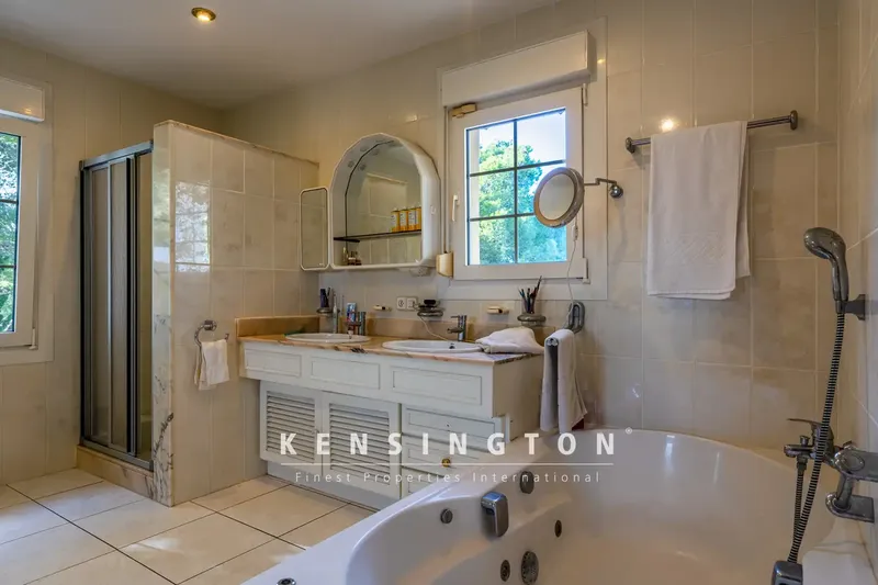 Spacious villa with pool in an exclusive location in the popular village of Costa de los Pinos with wonderful views — photo 12