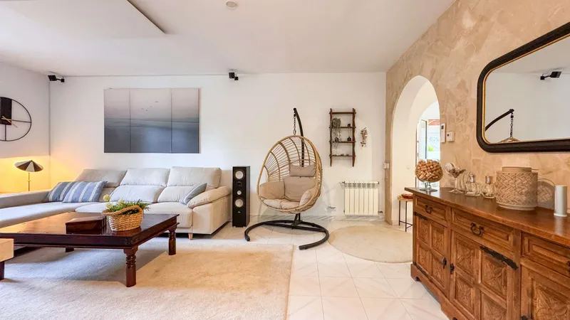 Property with 6 rooms, 3 bathrooms, pool & guest house for sale — photo 6