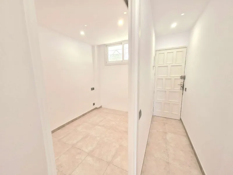 Seaview apartment with a terrace, second to the beach — photo 8