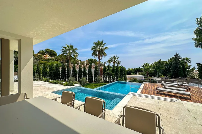 Stylishly renovated villa with wonderful outdoor area in prime location — photo 10