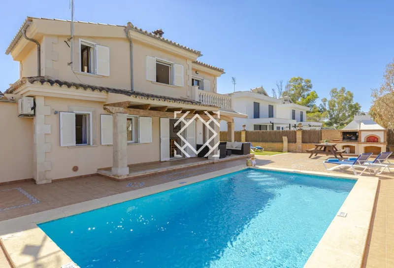 Spectacular semi-detached villa for sale in sought-after Playa de Muro, Mallorca — photo 1