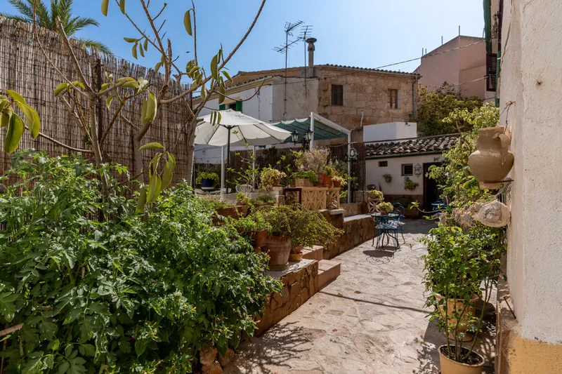Beautiful Property of Three Houses, Ideal to Renovate — photo 4