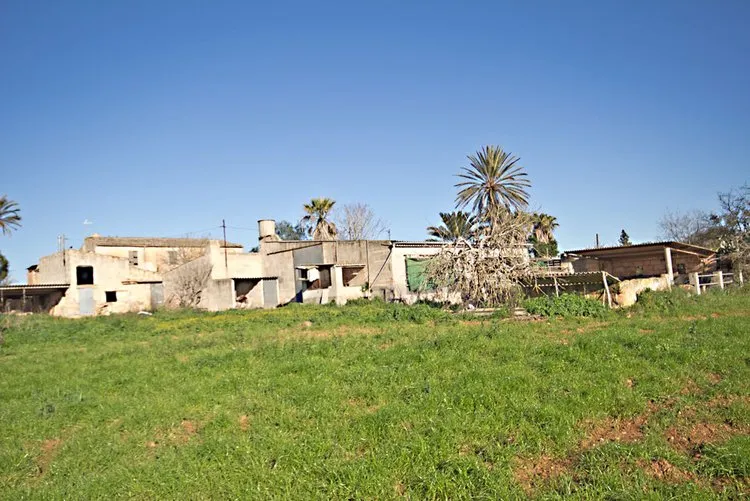 Campos, a finca with many outbuildings in need of renovation F02952 — photo 3