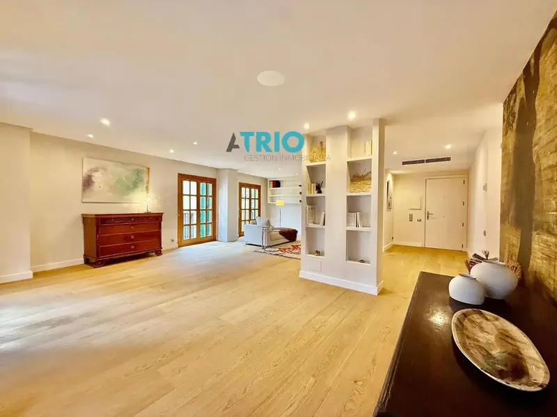 In the heart of Palma's old town, just steps from the majestic Cathedral of Mallorca (La Seu), this elegant and spacious apartment is located — photo 4