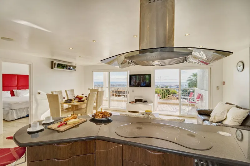 Frontline apartment with panoramic sea and marina views — photo 6