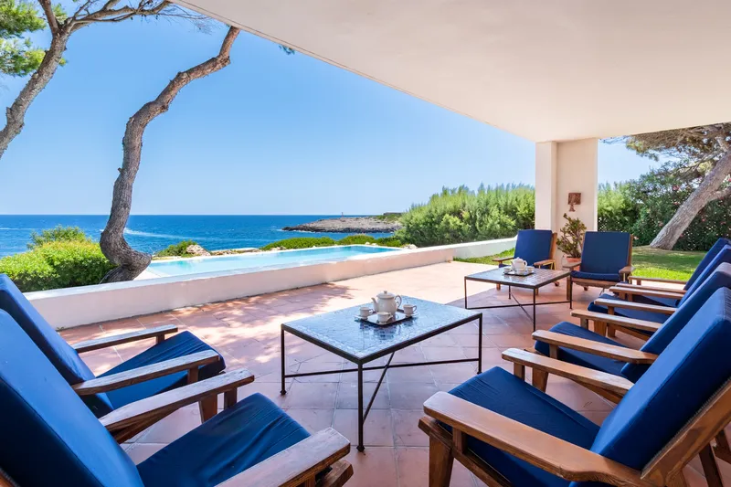 Seafront villa in Cala d'Or with holiday rental licence and sea views — photo 9